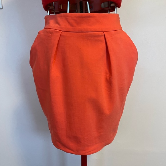 Short skirt with pockets, hot pink, front pleats - Picture 2 of 6